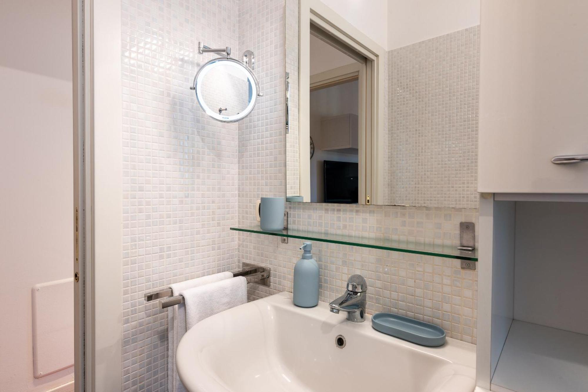 Daniele Flat - Free Wi-fi & M4 Metro Apartment *